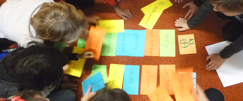 Schulsozialarbeit an der Biesalski-Schule, Förderzentrum, Förderschwerpunkt „Körperliche und motorische Entwicklung“, Grundschule und integrierte Sekundarschule, Gruppe spielender Schüler*innen in Gruppenarbeit Schulsozialarbeit an der Biesalski-Schule, Förderzentrum, Förderschwerpunkt „Körperliche und motorische Entwicklung“, Grundschule und integrierte Sekundarschule, Gruppe spielender Schüler*innen in Gruppenarbeit