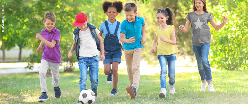 Schulbezogene Sozialarbeit an der Dreilinden-Grundschule, Berlin Zehlendorf, Kinder spielen Fussball