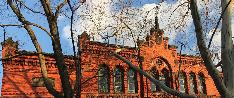 Schulbezogene Sozialarbeit an der Lemgo Grundschule, Berlin Kreuzberg, fröhlich rennende Kindergruppe