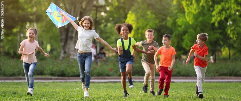 Schulsozialarbeit an der Schule am Mummelsoll, Förderzentrum, Schwerpunkt "Geistige Entwicklung", Berlin Marzahn-Hellersdorf, Kinder laufen mit einem Drachen