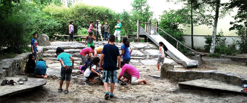 Schulbezogene Sozialarbeit an der Wedding-Grundschule, spielende Kinder auf dem Schulhof